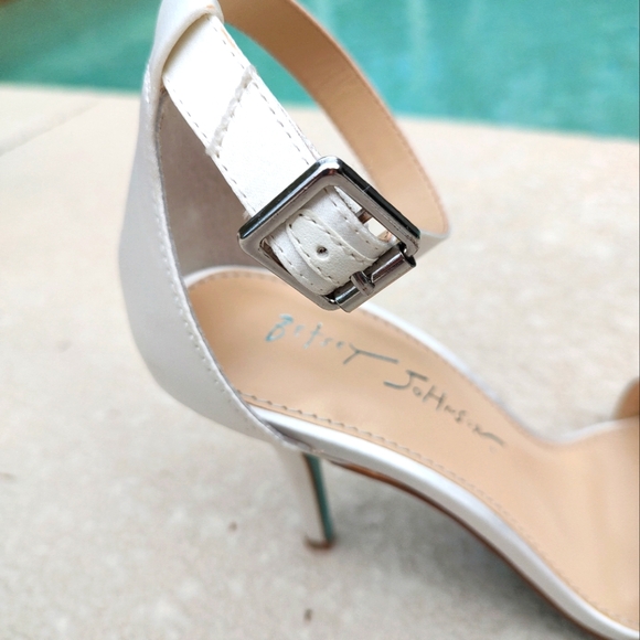 Betsy Johnson white satin embellished with rhinestone and pearls - Picture 7 of 12